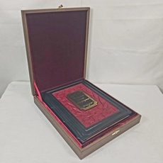 Книга в переплёте из кожи "Большая книга остроумия" в футляре