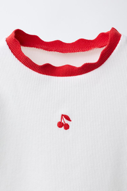 ZARA ФУТБОЛКА В РУБЧИК С КОНТРАСТНОЙ ОТДЕЛКОЙ И ВЫШИВКОЙ, КРАСНЫЙ