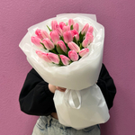 Букет свежих розовых тюльпанов