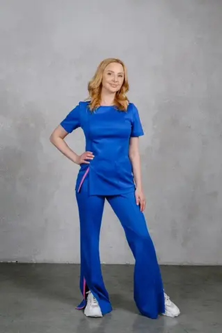 Костюм женский (блуза с разрезом + брюки клеш)