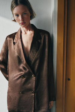 ZARA СТРУЯЩИЙСЯ БЛЕЙЗЕР ИЗ ЖАТОЙ ТКАНИ, КОРИЧНЕВЫЙ