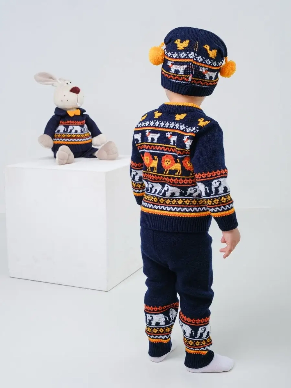 Костюм вязаный