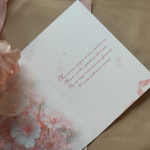 Открытка «С Днём рождения» — утончённые цветы и тёплое поздравление внутри