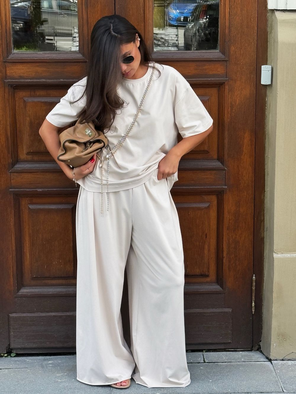 Костюм с объемной футболкой в светло-бежевом цвете