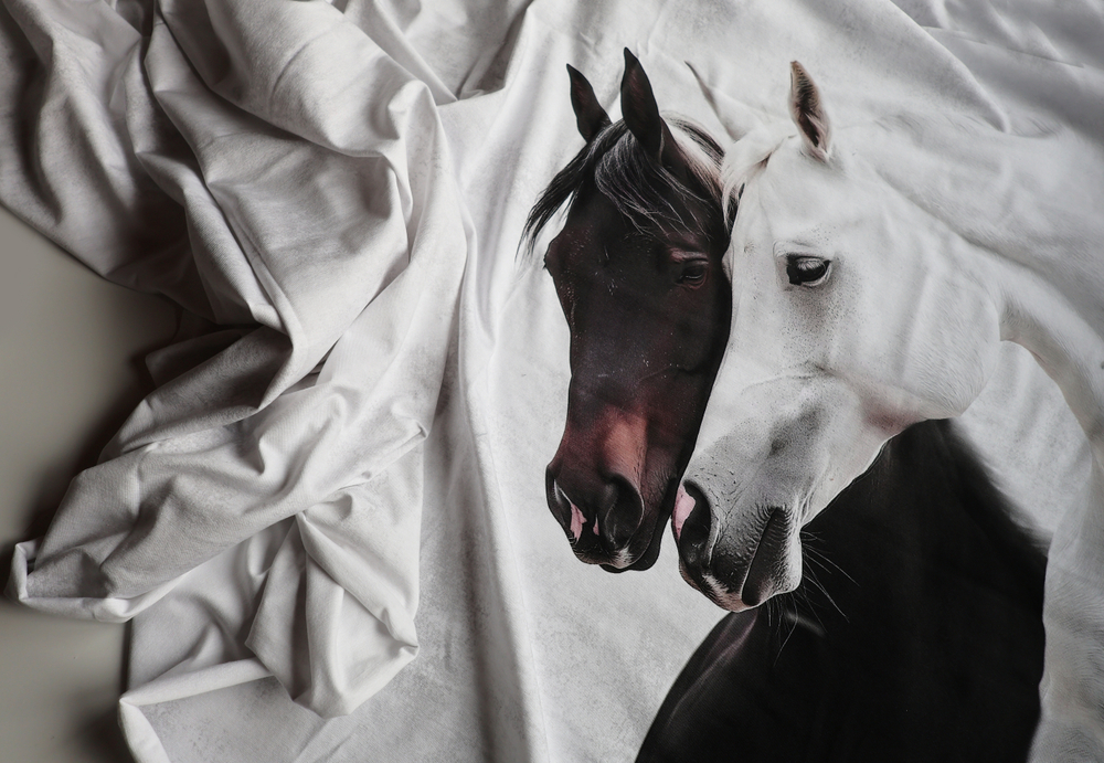 ДВА КОНЯ - Кулирка с лайкрой, компакт пенье (ДЖ66 Маша) (к1 пятнышко непрокраса, полочка задета)