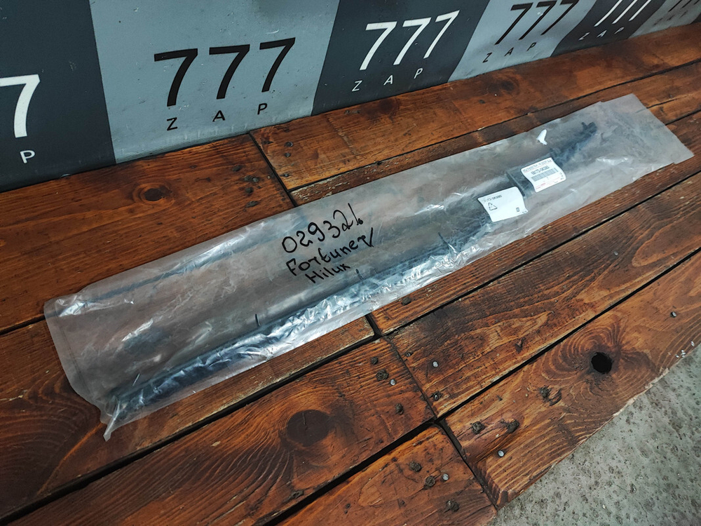 Уплотнитель стекла переднего левого Hilux 8 Новый Оригинал 681720k080