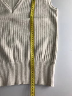 Жилетка базового цвета, визуально на 46 размер