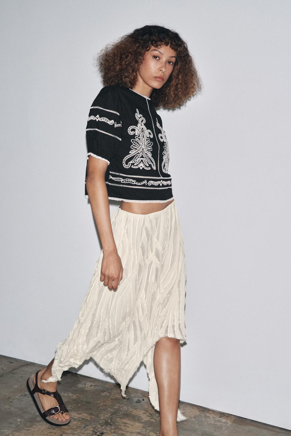 ZARA БЛУЗА С КОНТРАСТНОЙ ВЫШИВКОЙ — ZW COLLECTION, ЧЕРНЫЙ