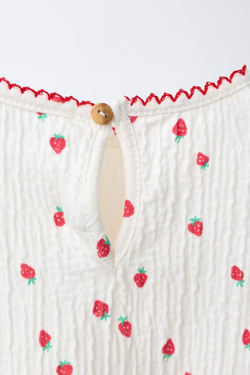 ZARA ФУТБОЛКА С ПРИНТОМ КЛУБНИКИ, ЖЕЛТОВАТО-БЕЛЫЙ