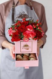 Шкатулка с цветами и клубникой в шоколаде