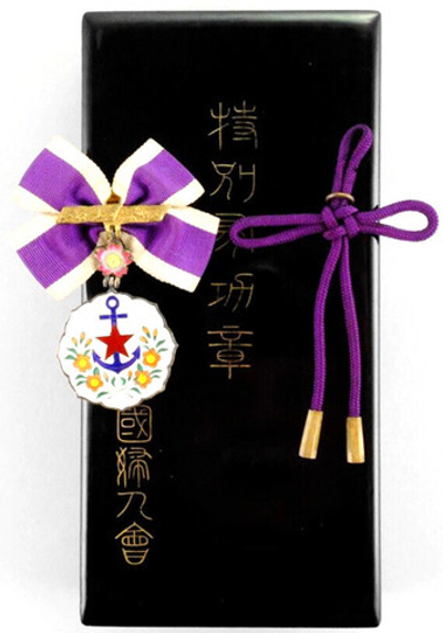 ЯПОНИЯ, ЗНАК АССОЦИАЦИИ "AIKOKU FUJINKAI" В ФУТЛЯРЕ [СЕРЕБРО]