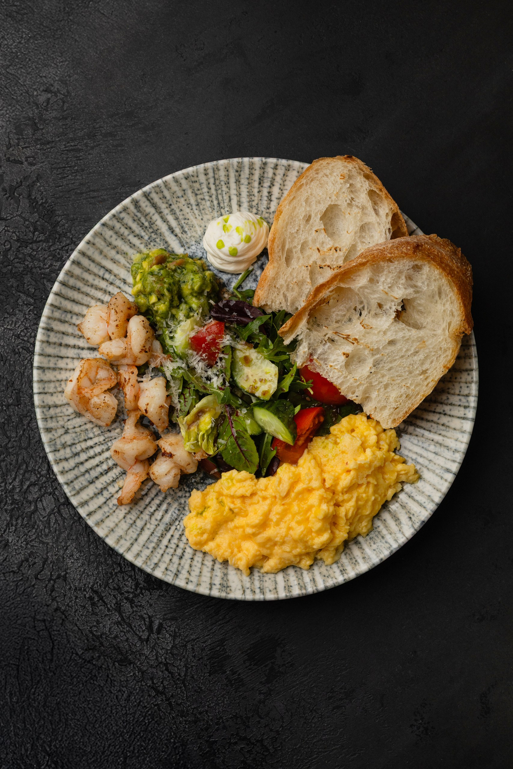 Скрэмбл с креветками в соусе вафу,овощами, гуакамоле и салатом