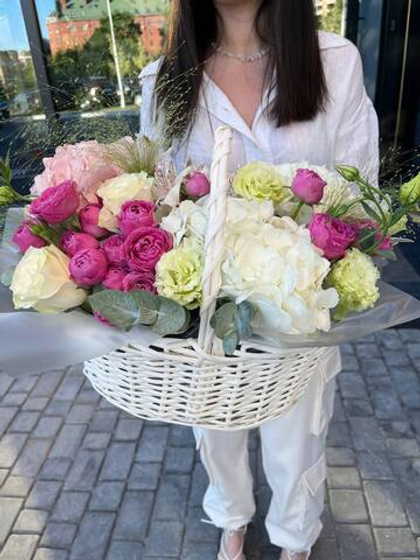 Сборная корзина в бело розовым тонах