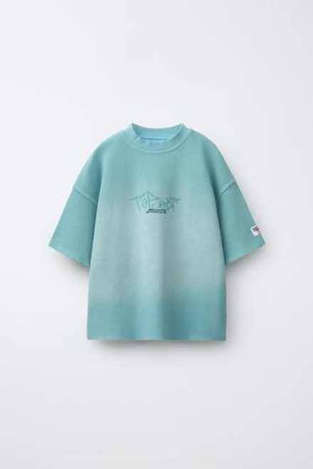 ZARA ФУТБОЛКА ВАФЕЛЬНОГО ПЕРЕПЛЕТЕНИЯ С ПРИНТОМ ГРАФФИТИ, НЕБЕСНО-ГОЛУБОЙ