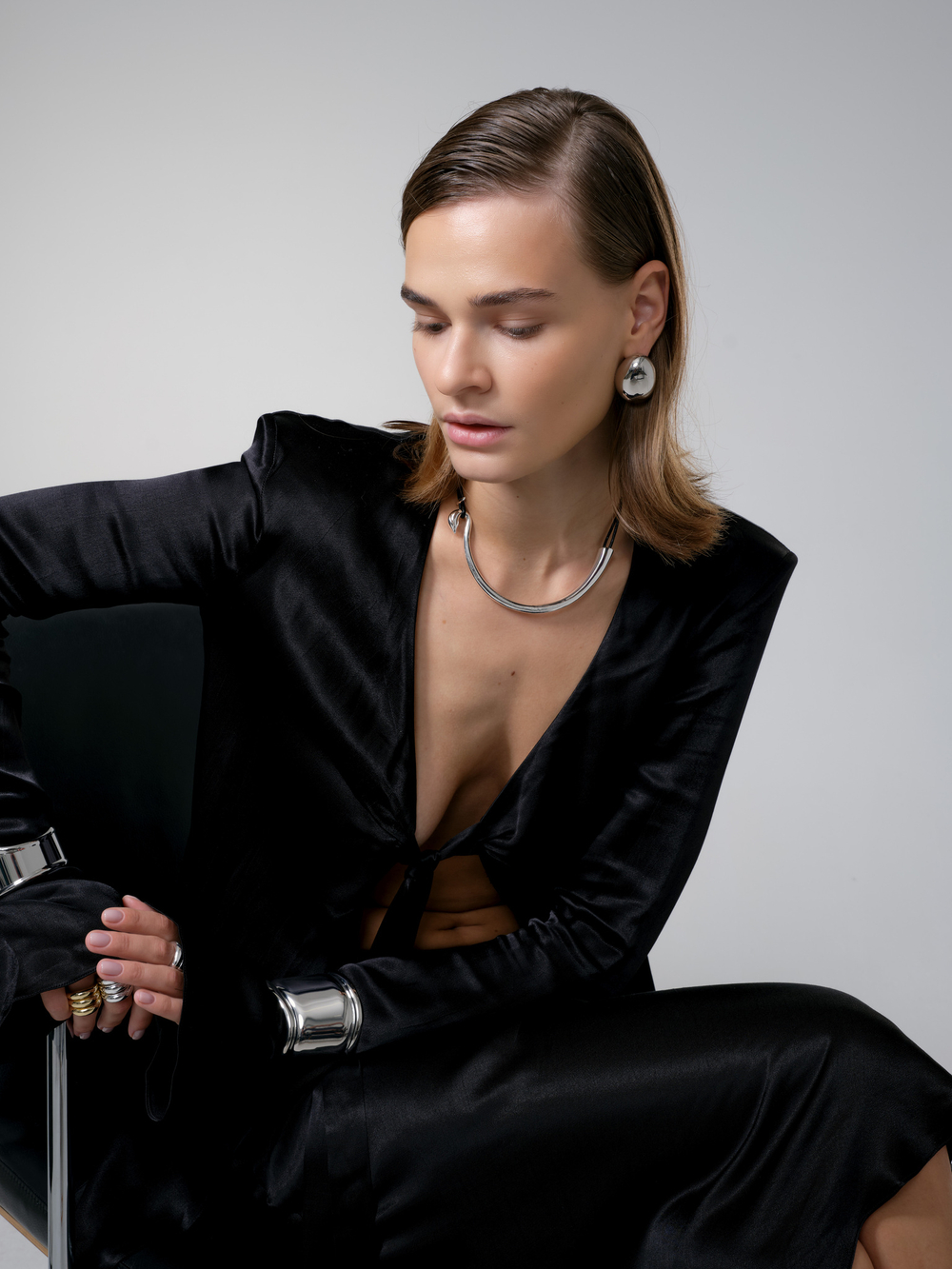 серебряная металлическая подвеска дуга