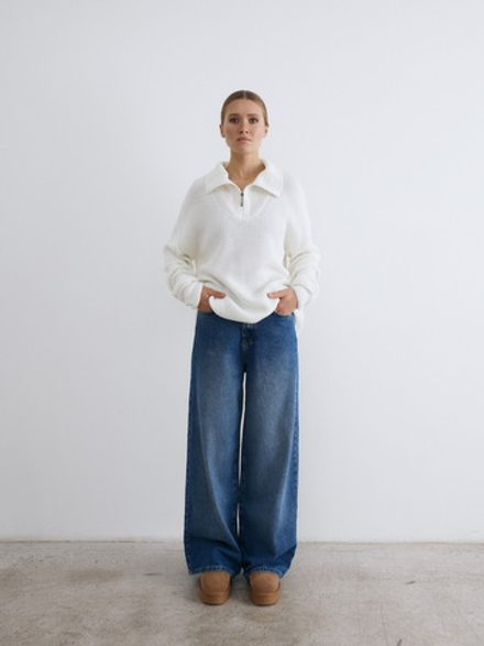 Джинсы широкие с дырками сзади, цвет синий