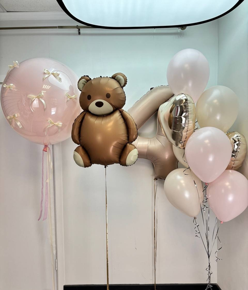 Большой стеклянный шар с бантами , мишка с цифрой и шариками