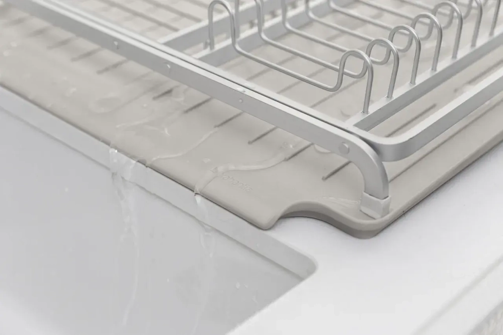 Brabantia Сушилка для посуды на серой раковине