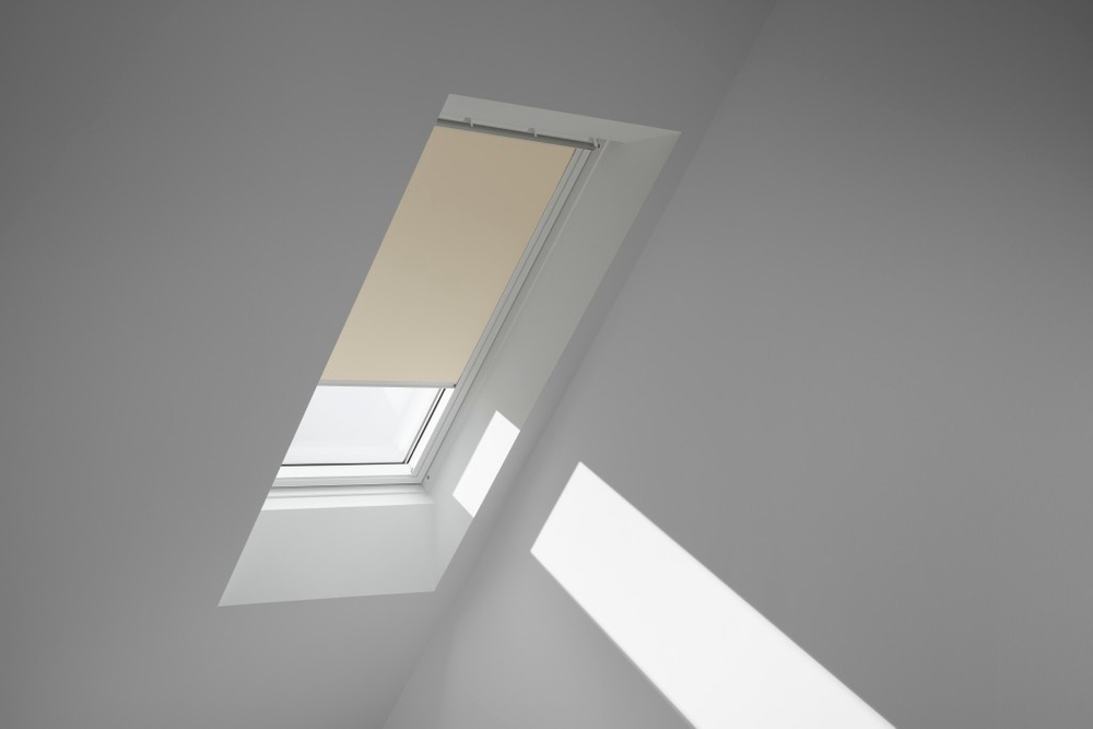 Затемняющая штора для окон VELUX 94х140  бежевый