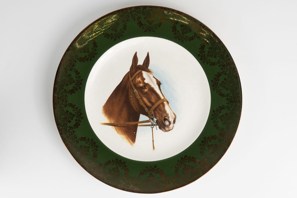 Винтажная коллекционная декоративная кабинетная тарелка с изображением лошади