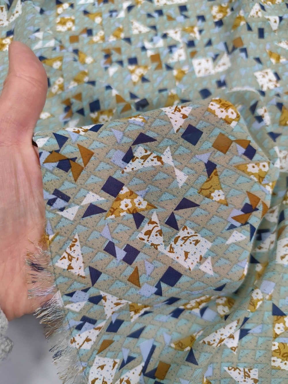 Шифон/ Фигуры на сером