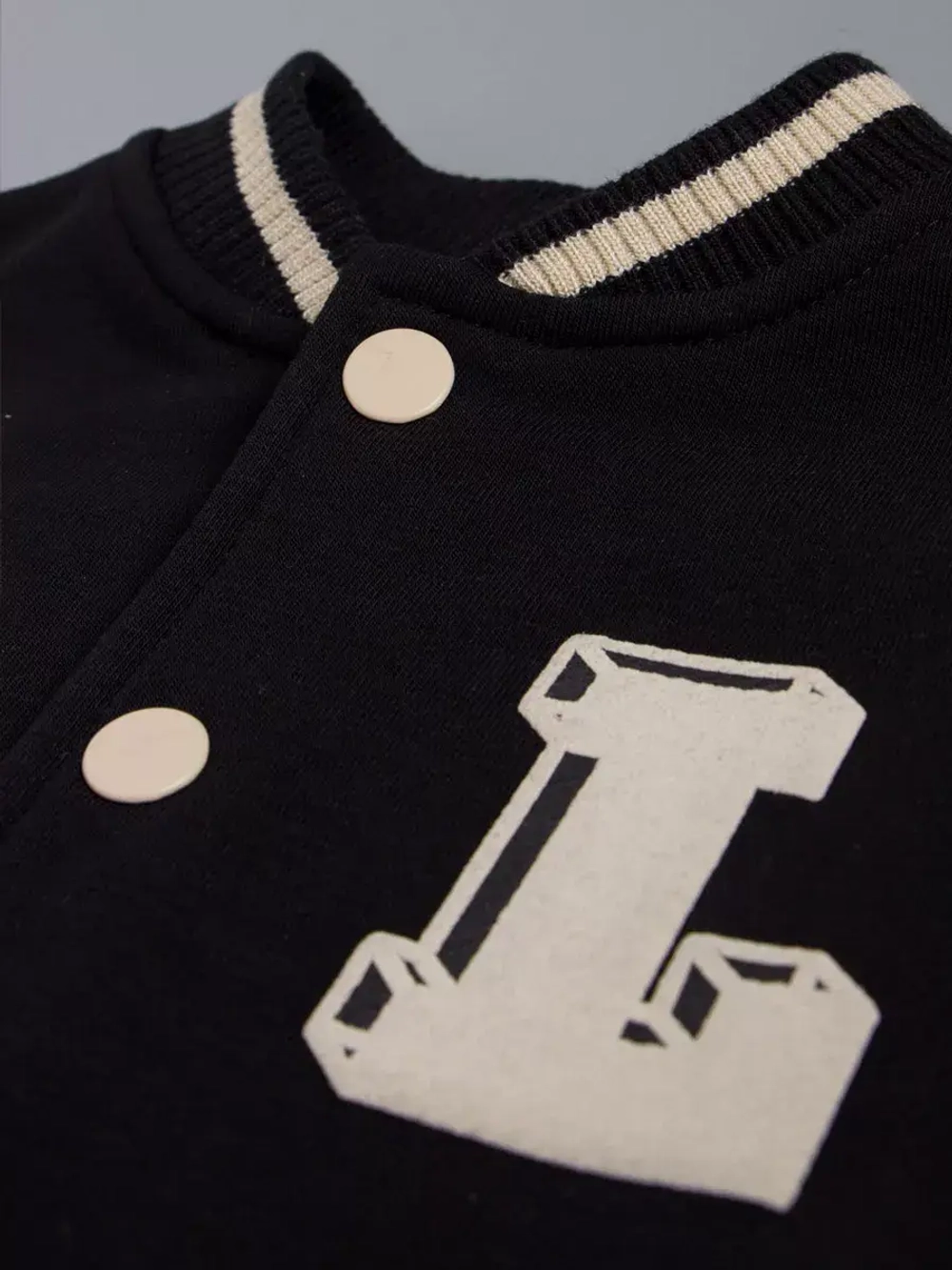 Черный бомбер для школы и сада