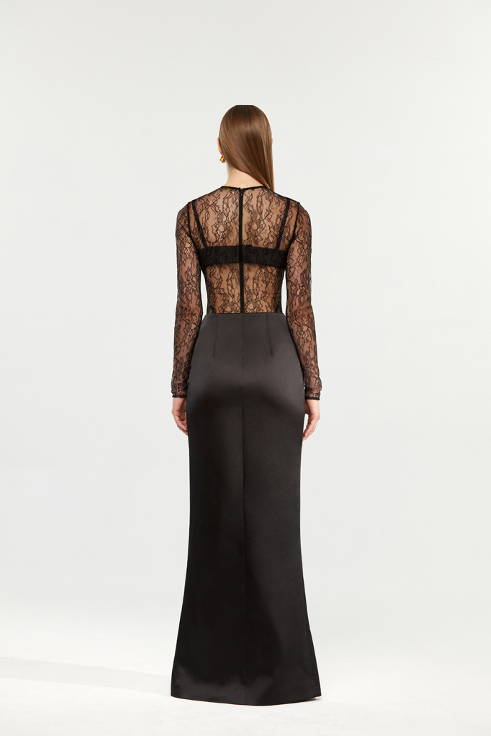 Платье макси драпированное из атласа и кружева