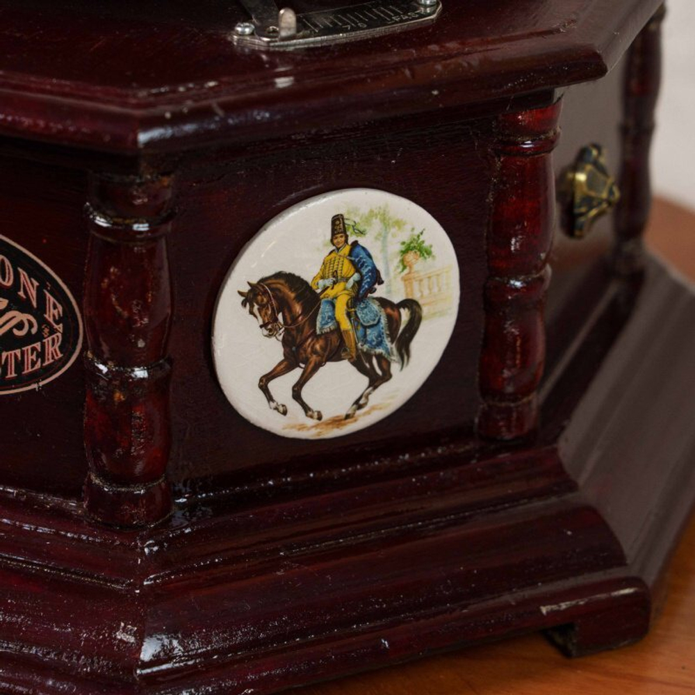 Граммофон с всадниками