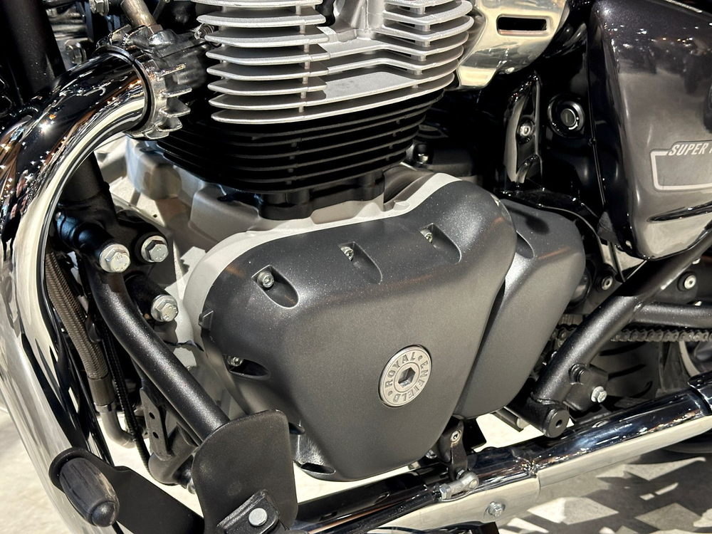 Royal Enfield Super Meteor 650 Astral Black (Base)