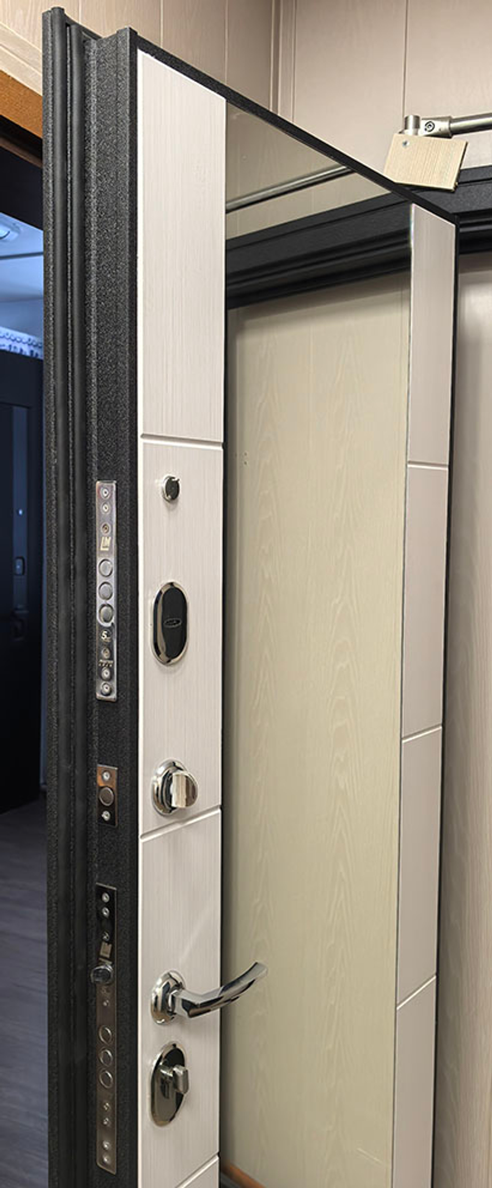 Форпост Эверест Зеркало