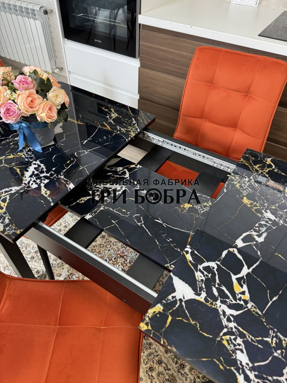 Стеклянный раздвижной стол "Черный мрамор" и стулья "ГУЧИ" оранжевый