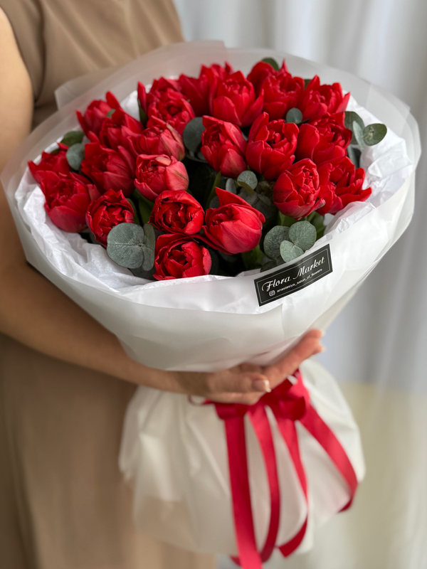 Пионовидные красные тюльпаны и эвкалипт в воздушном оформлении от Флора Маркет