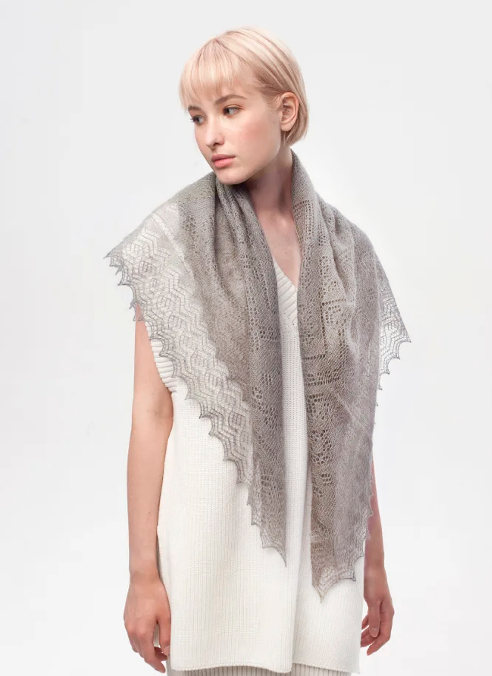 Оренбургский пуховый платок с шелком АШ100-03 серый