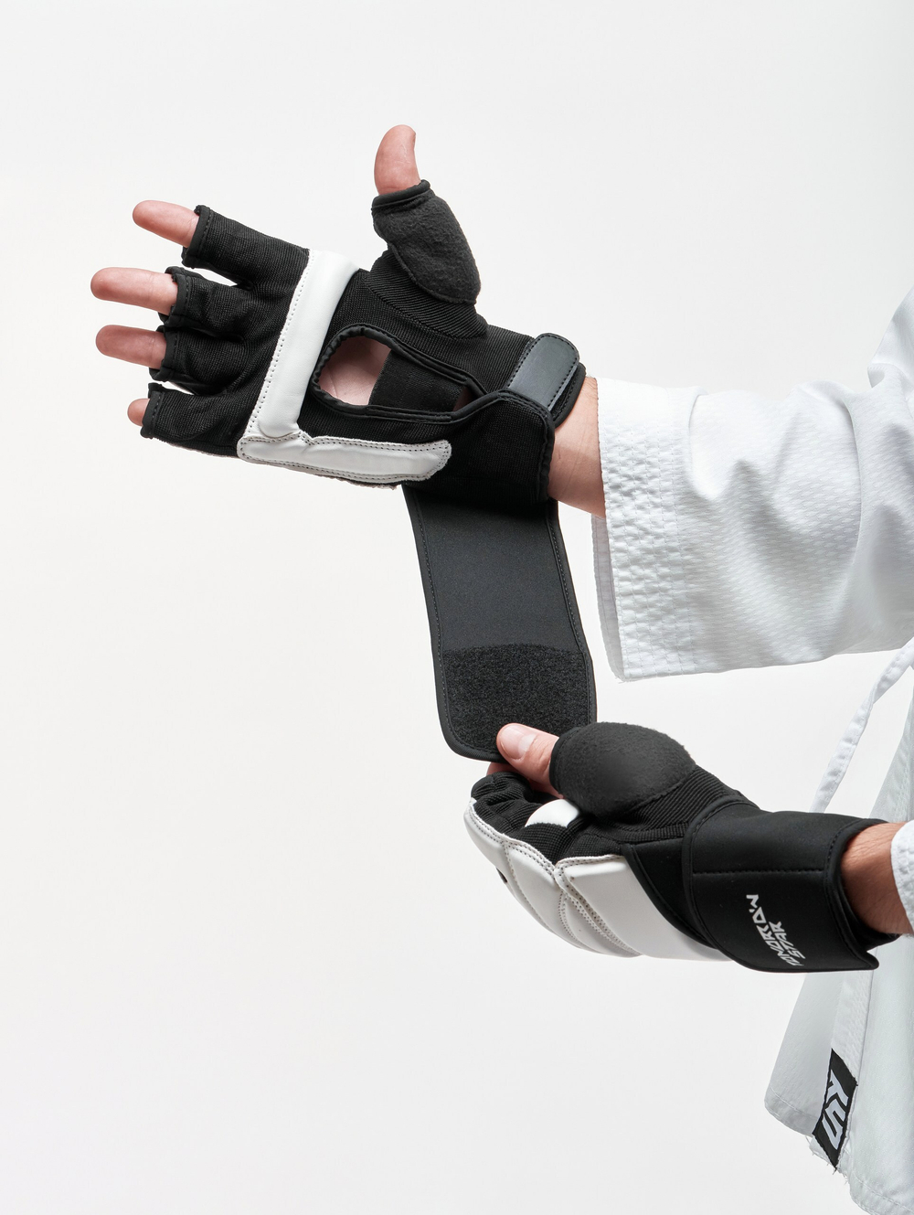 Перчатки для тхэквондо Tomorrow Star Vortex черно-белые