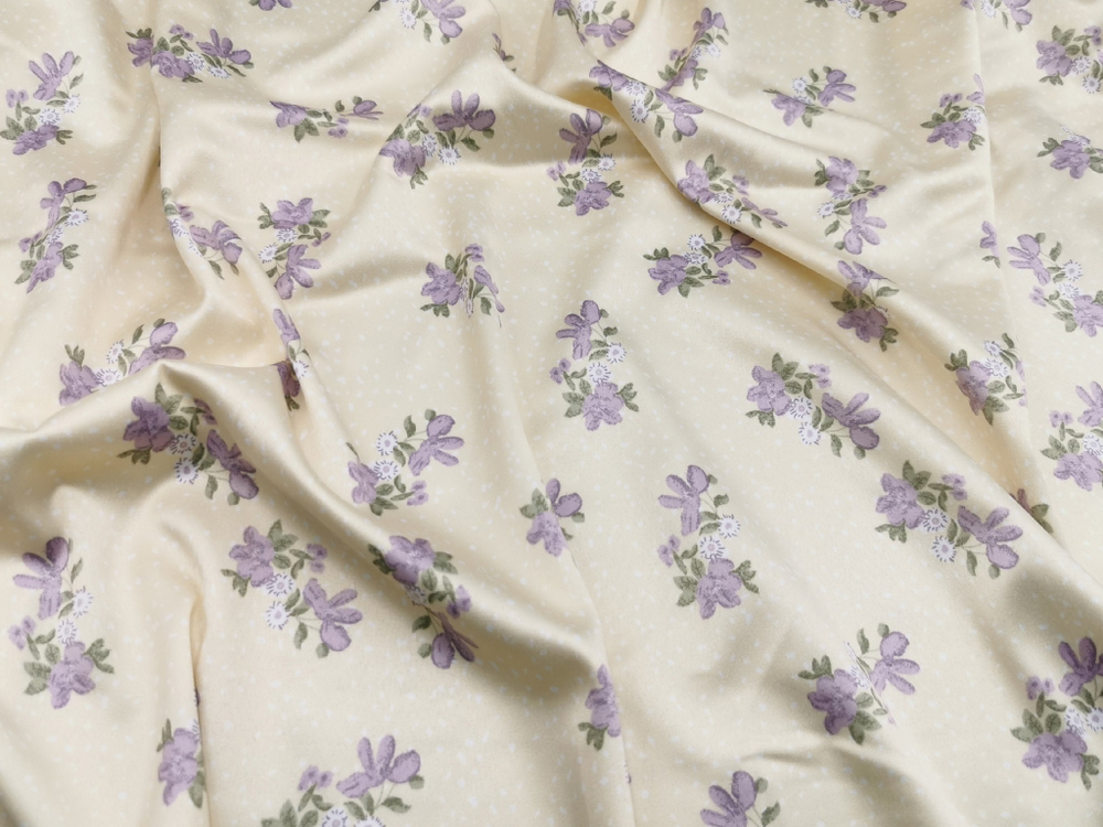 Эластичный бельевой атлас-стрейч, сиреневый цветы на желтом фоне, (Арт: ASP-003)