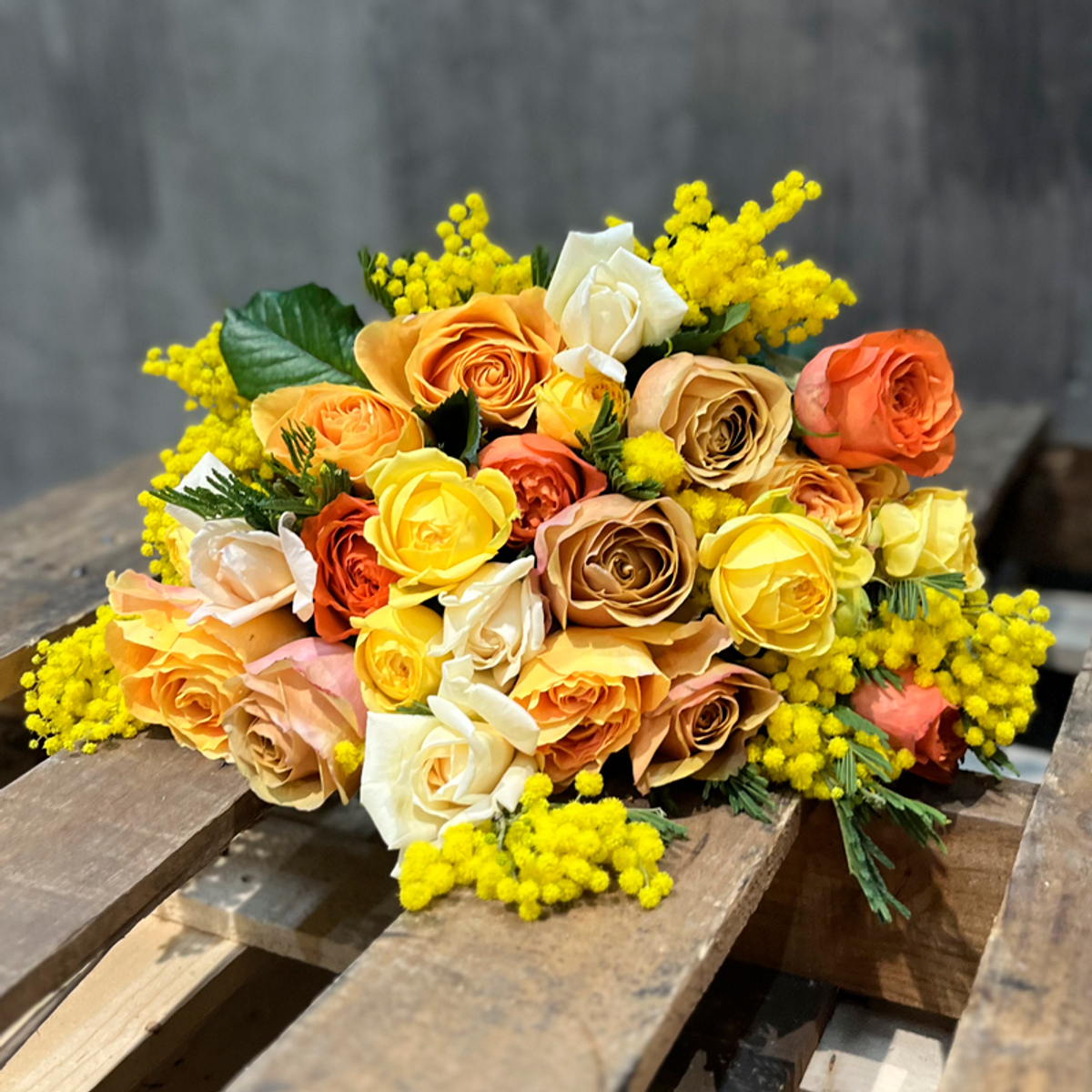 🌸☀️ Весенний водоворот — садовые и ароматные розы + душистая пушистая мимоза — 8 марта у Феи