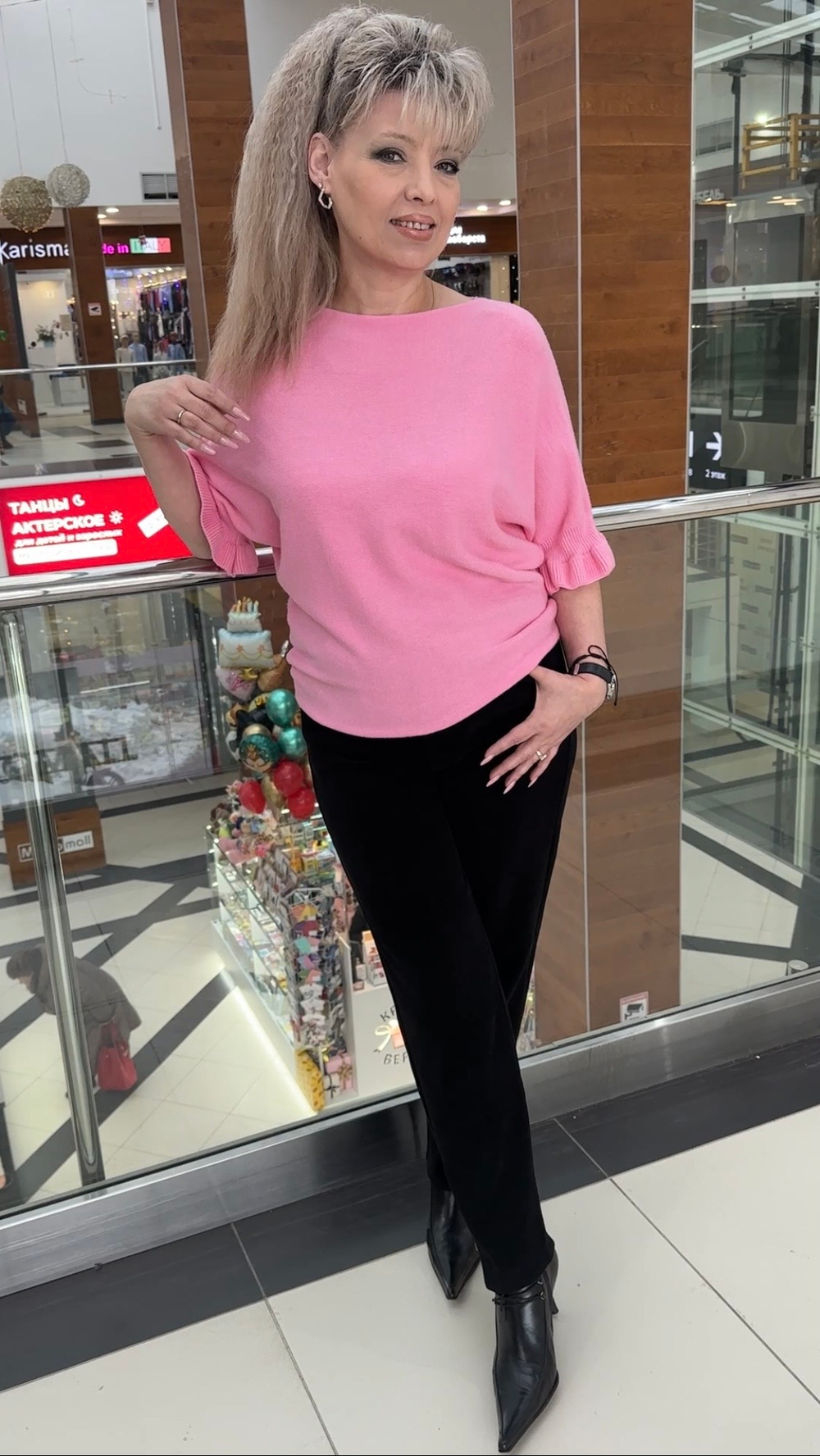 Розовый джемпер с рюшей по рукавам