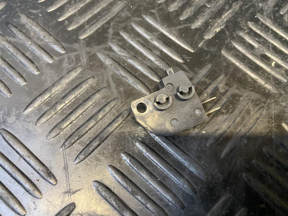 Лягушка переднего тормоза Suzuki GSR400 (GK7DA)