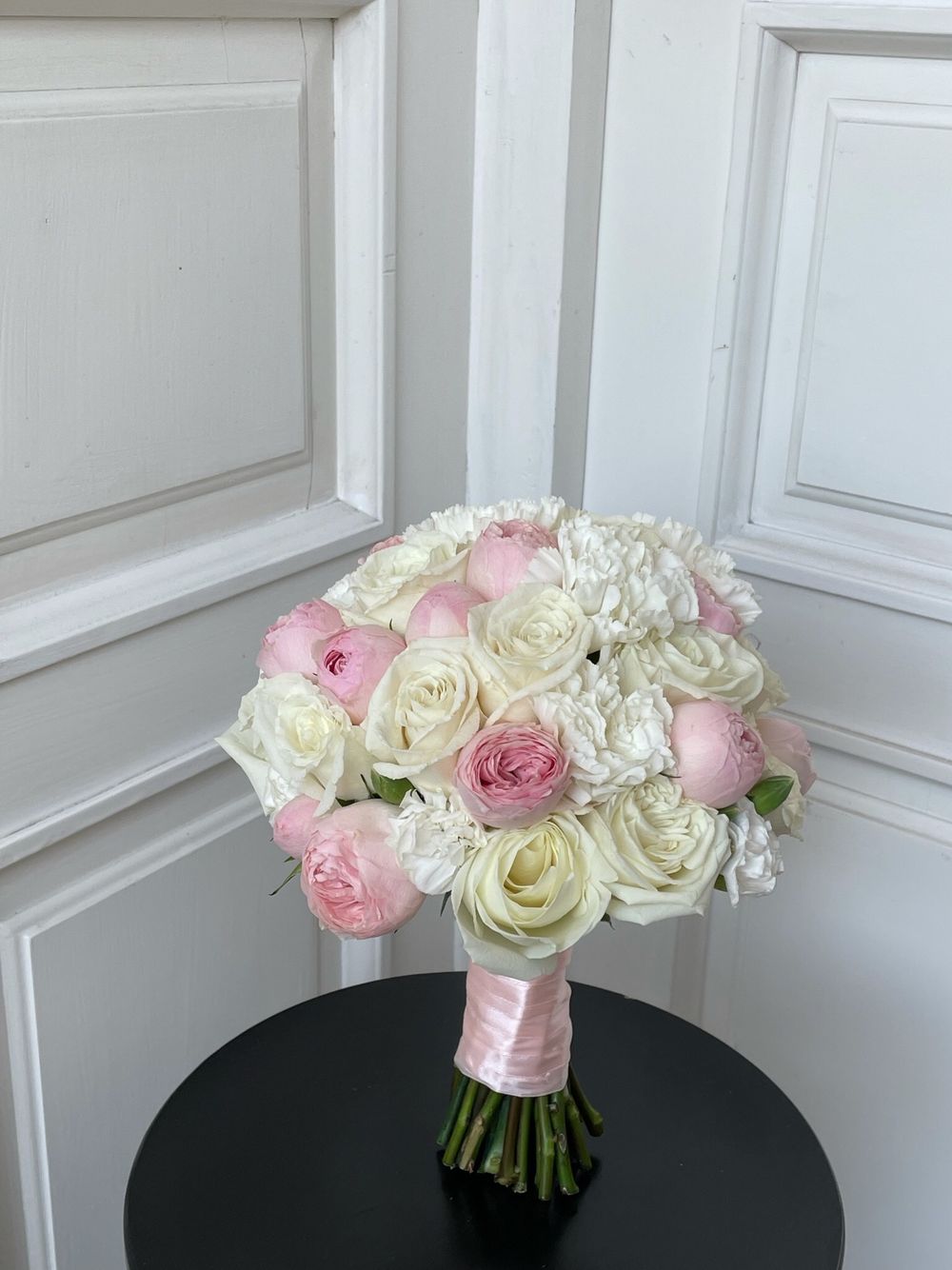 Свадебный букет из кустовых пионовидных роз, одноголовых роз и диантусов