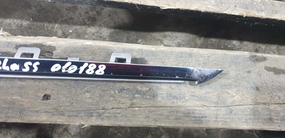 Молдинг решетки радиатора левый нижний Mercedes E-Class (W213) 16-20 Б/У Оригинал A2138880373