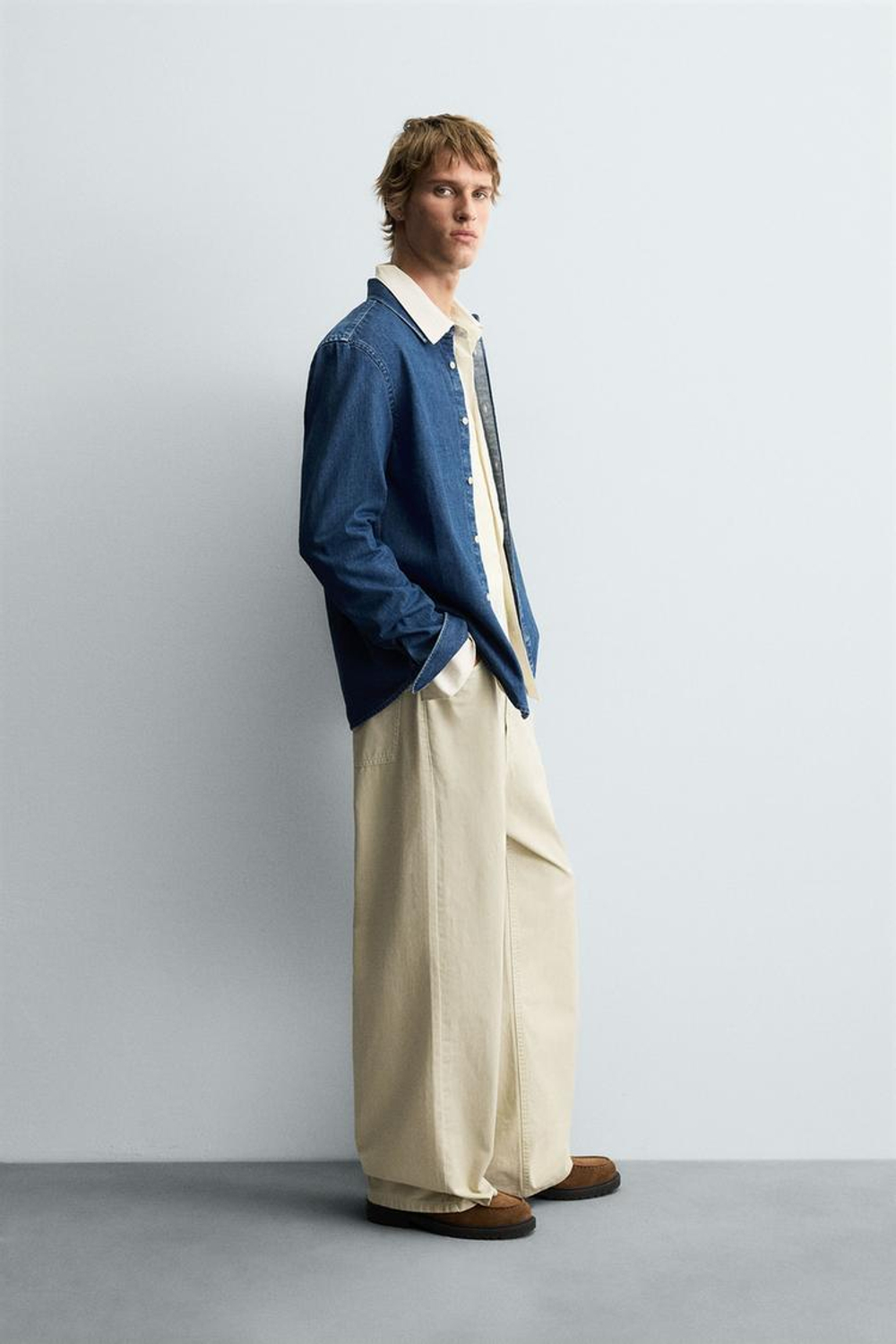 ZARА ДЖИНСОВАЯ РУБАШКА С ОТДЕЛОЧНОЙ СТРОЧКОЙ, ВЫЦВЕТШИЙ СИНИЙ