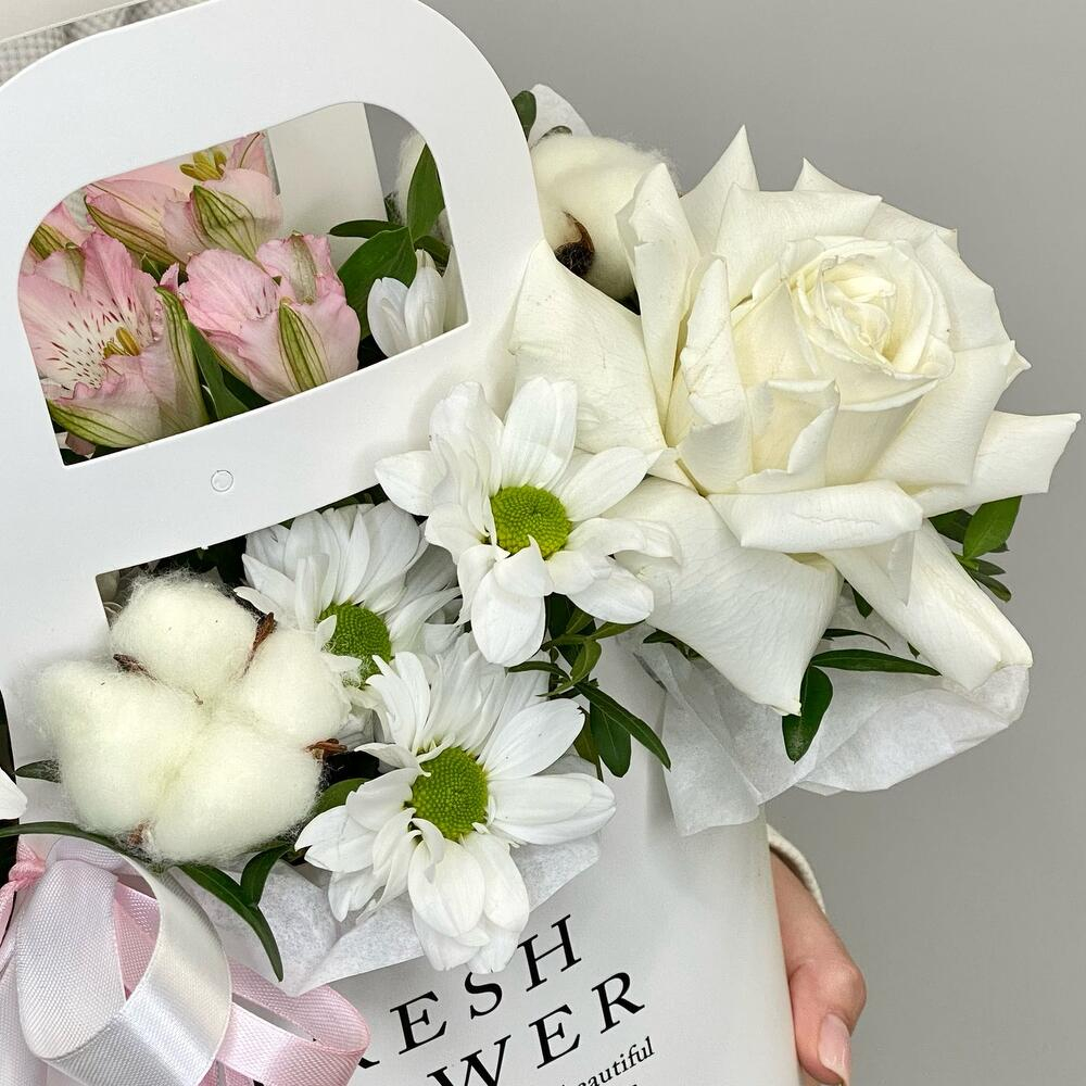 «комплимент» композиция из хризантем ,альстромерий ,розы и хлопка