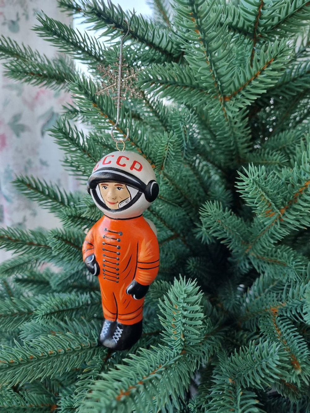 Игрушка фарфоровая космонавт