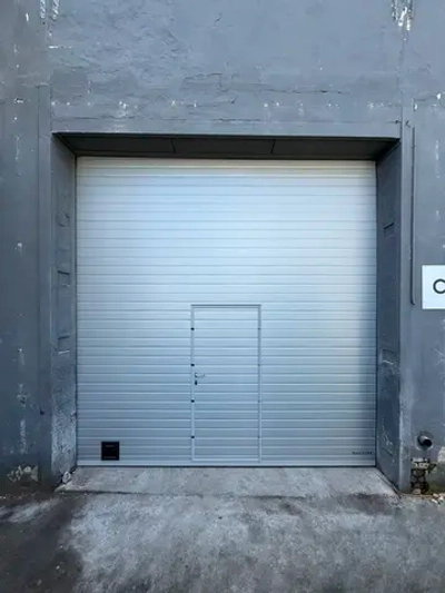 Секционные ворота с калиткой