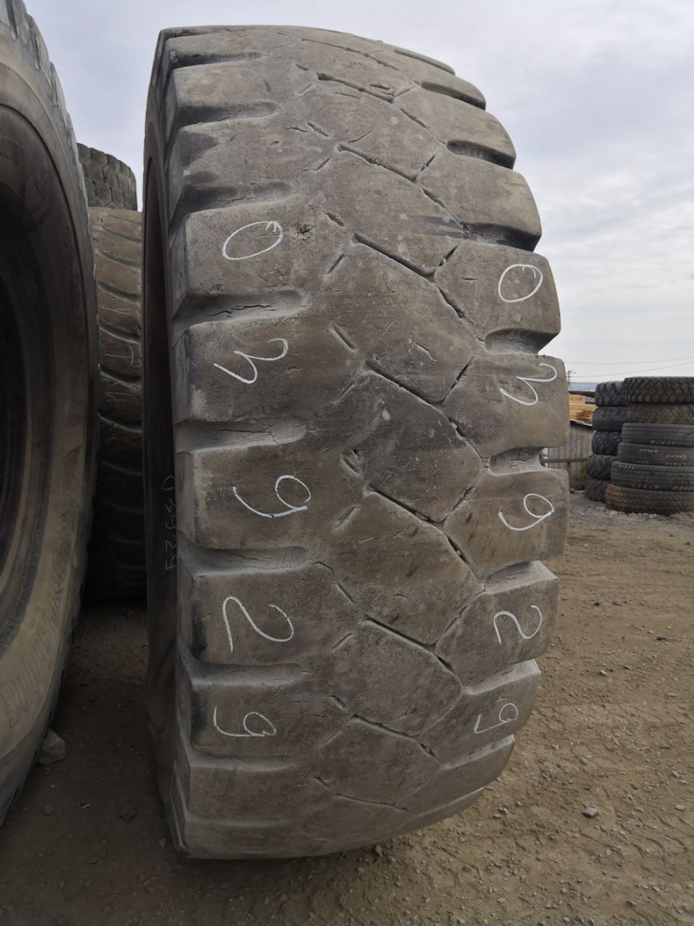 33.00R51 Bridgestone VRDP шина б/у