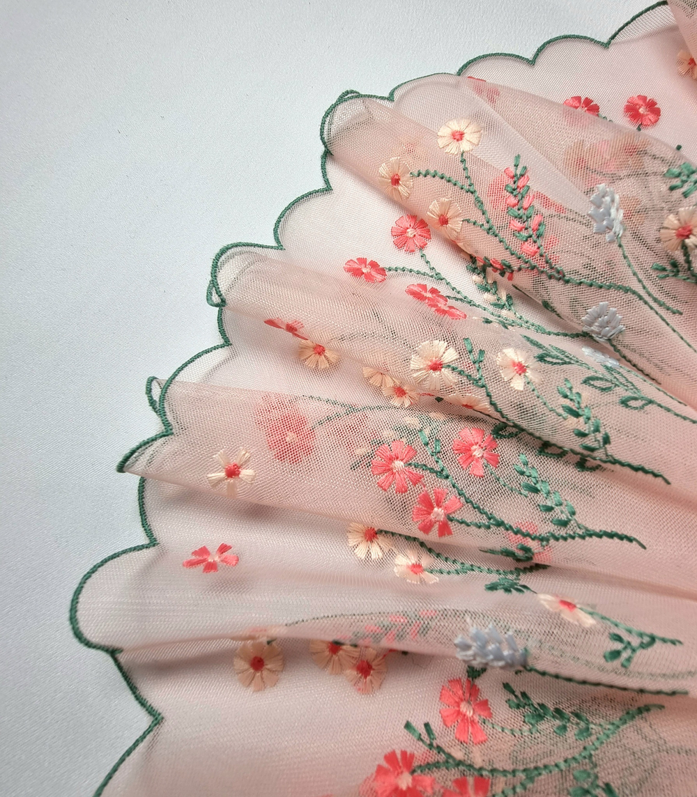 Вышивка на сетке малоэластичная цветы на розовом К115 правая