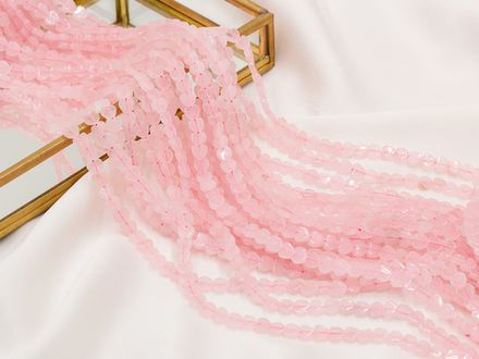 Нить бусин из розового кварца "Сердечки" 6мм