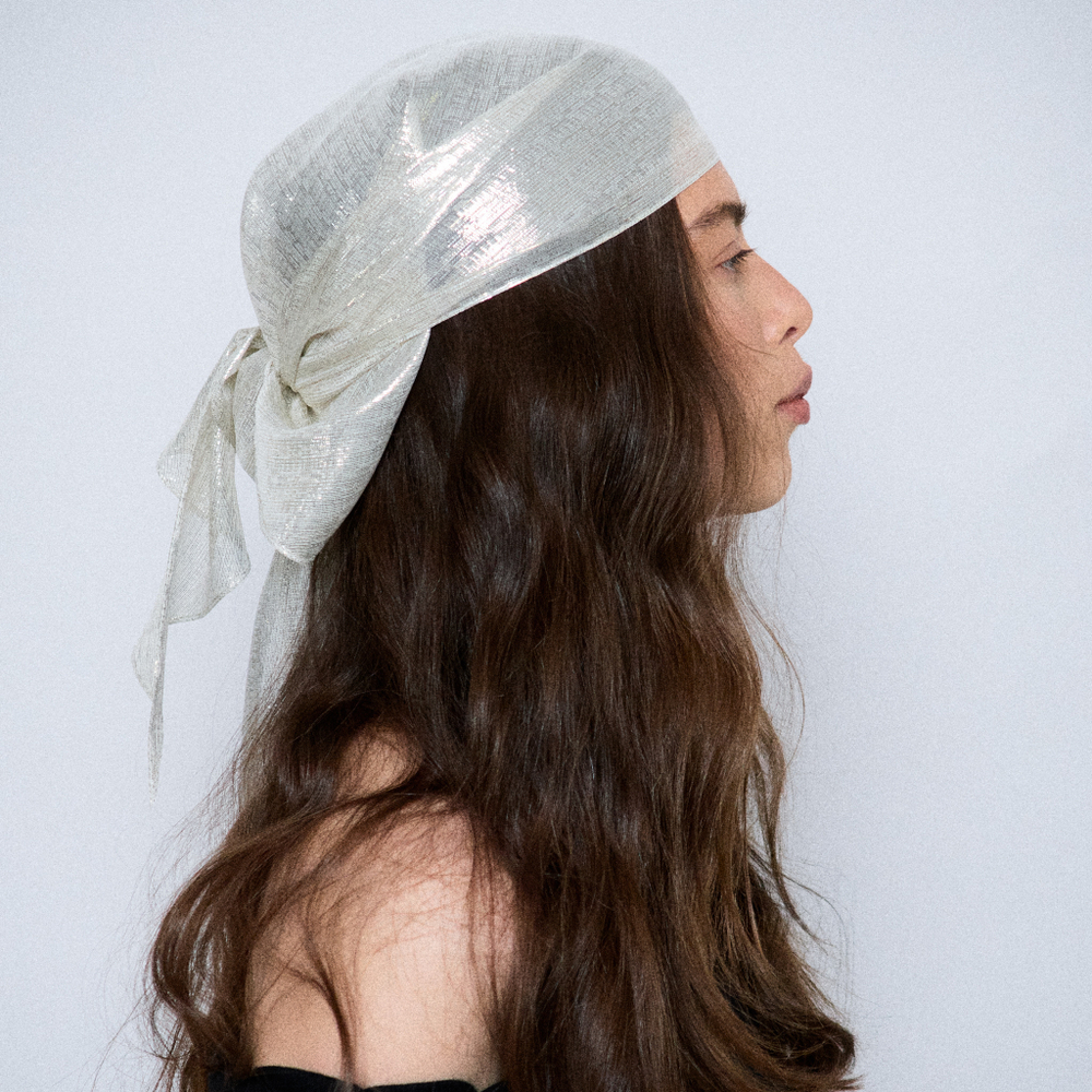 Косынка из шелка с золотым свечением