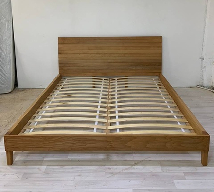 Двуспальная кровать низкая с гнутым изголовьем