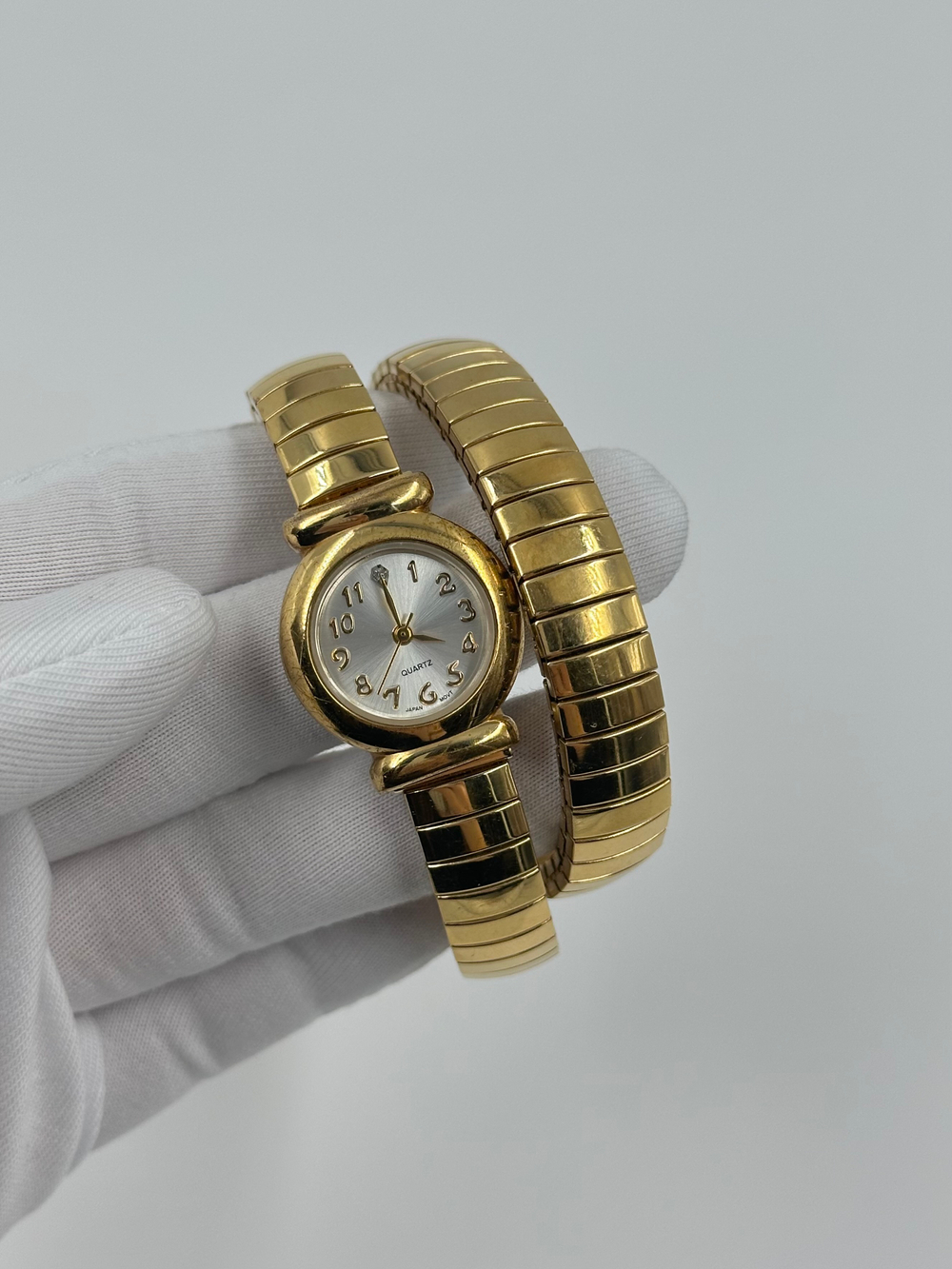 Часы на эластичном браслете